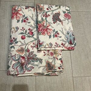 Pottery barn full/queen duvet cover and two pillow shams standard